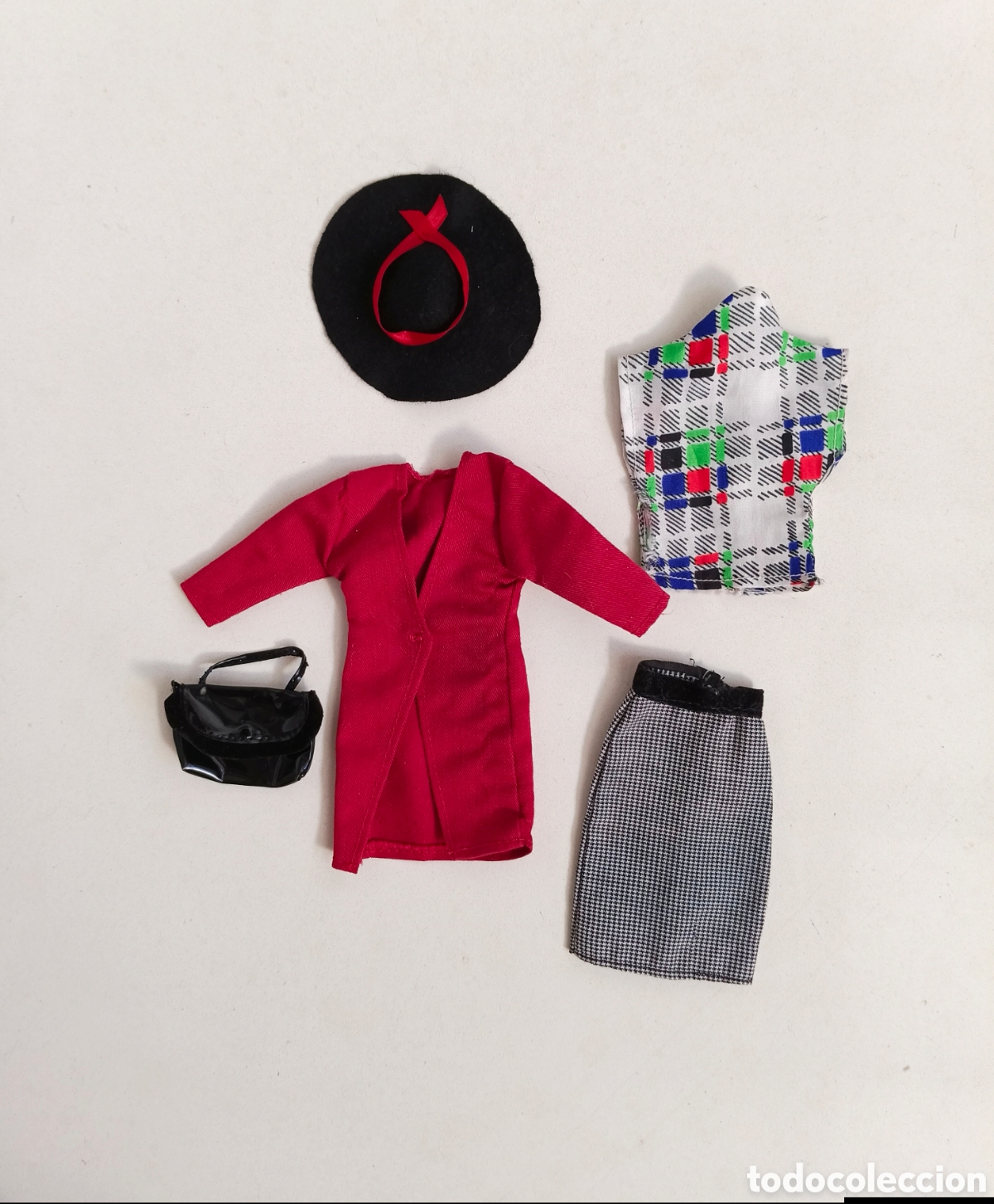 Barbie y Ken: Barbie Alta costura modelo Sastre 1987 Spain falda, chaqueta roja, bolso y sombrero negro a&ntilde;os 80