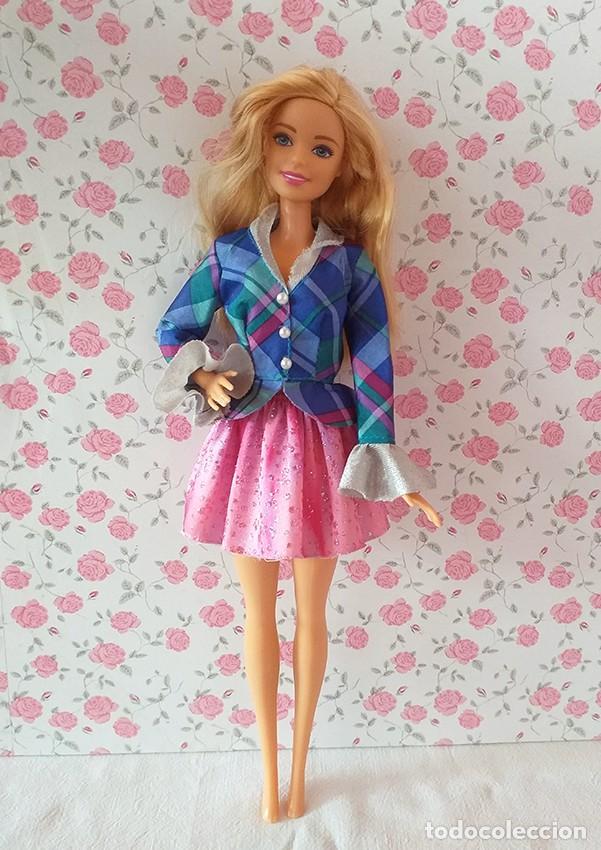Barbie y Ken: Ropa original de mu&ntilde;eca Barbie, chaqueta de cuadros y falda rosa