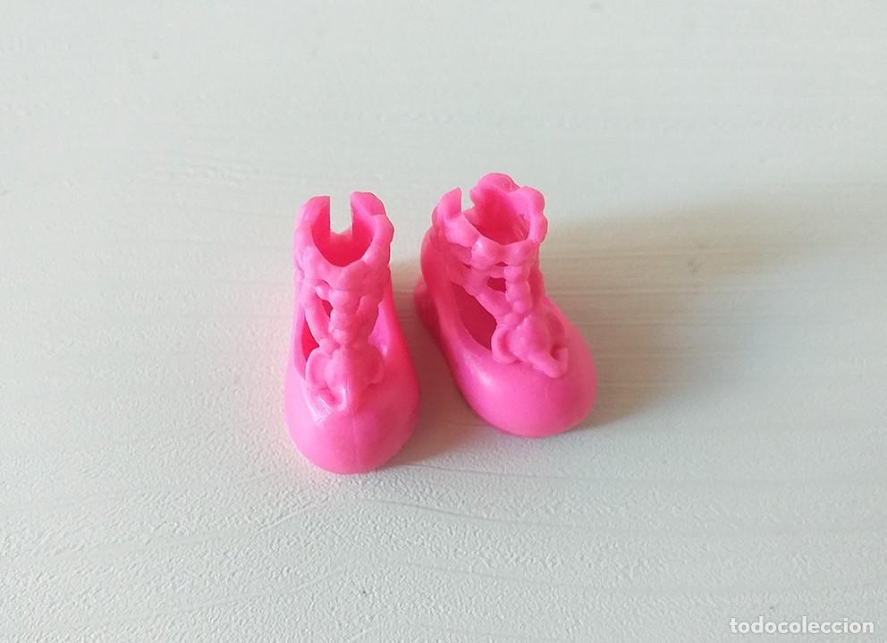 Barbie y Ken: Zapatos rosa fucsia de mu&ntilde;eca peque&ntilde;a hermana Barbie, stacie