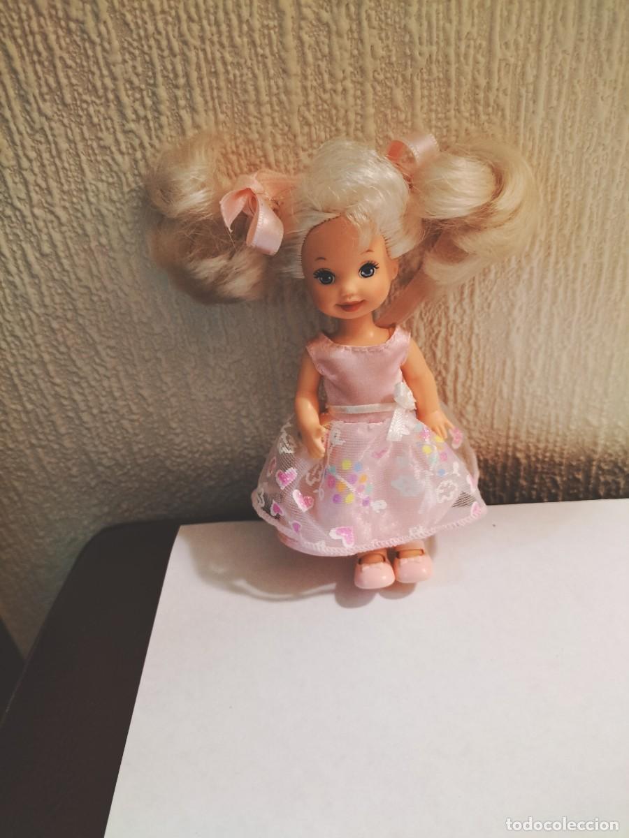 Barbie y Ken: De Barbie, Shelly muy antigua con vestido rosa