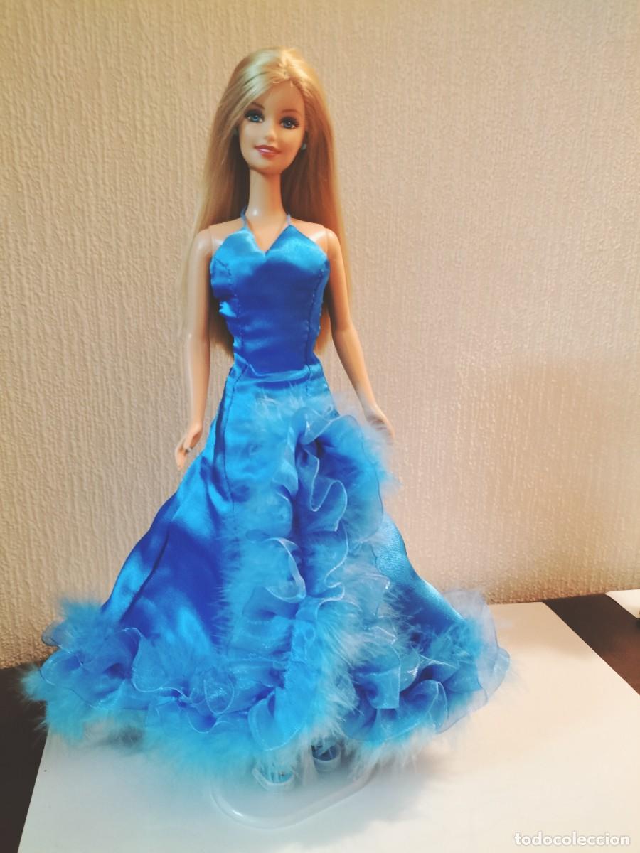 Barbie y Ken: Barbie con antiguo vestido de gala de la pel&iacute;cula &Aacute;mame o D&eacute;jame de Salvat