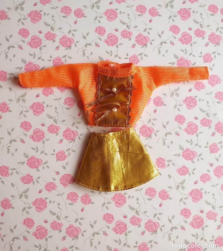 Barbie y Ken: Ropa para mu&ntilde;eca Barbie, jersey naranja y falda dorada