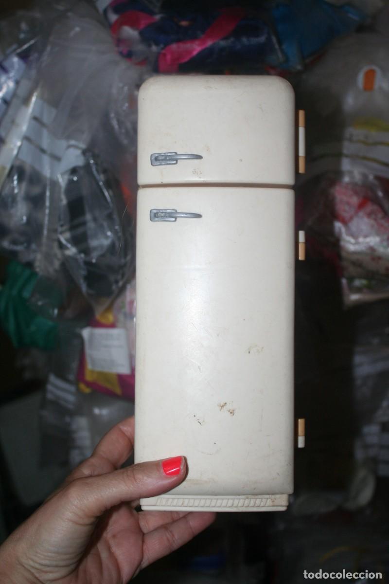 Barbie y Ken: NEVERA MU&Ntilde;ECA BARBIE MATTEL 2000