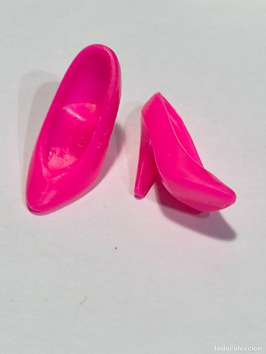 Barbie y Ken: Zapatos cl&aacute;sicos barbie