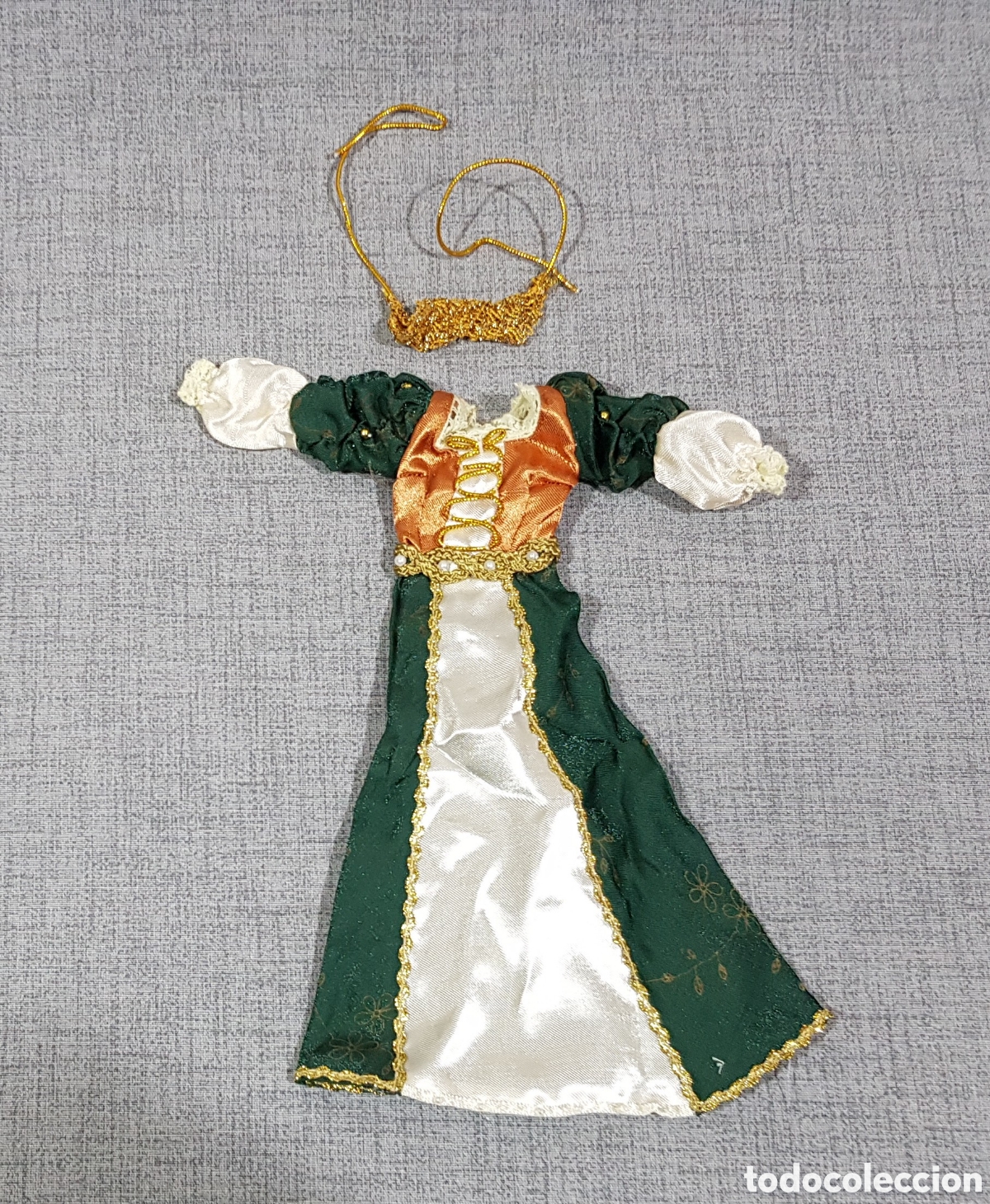Barbie y Ken: BARBIE RUMAN&Iacute;A. VESTIDO DEL COLECCIONABLE DE RBA -DESCUBRE EL MUNDO CON BARBIE- A&Ntilde;OS 2000