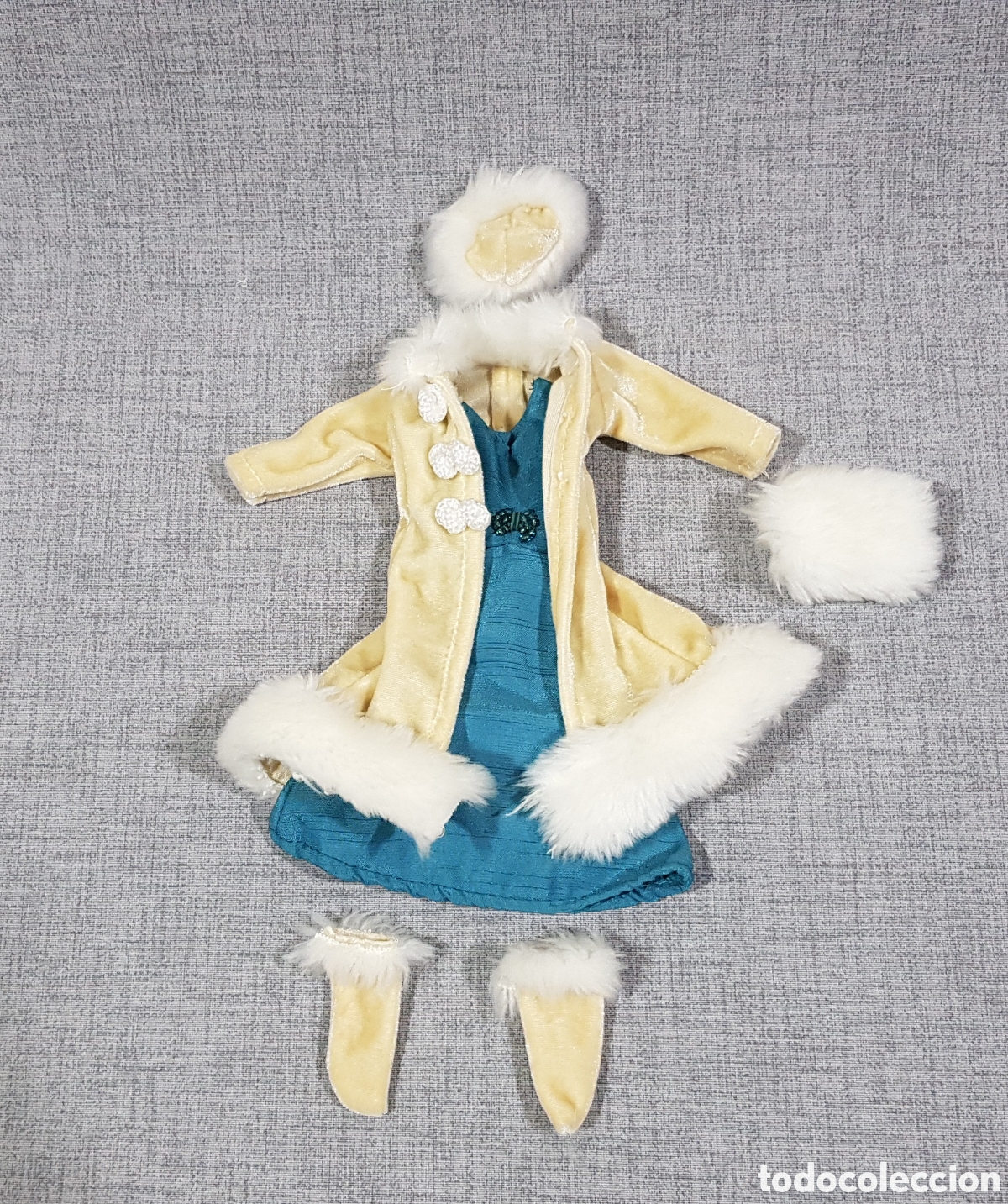 Barbie y Ken: BARBIE RUSIA. VESTIDO DEL COLECCIONABLE DE RBA -DESCUBRE EL MUNDO CON BARBIE- A&Ntilde;OS 2000