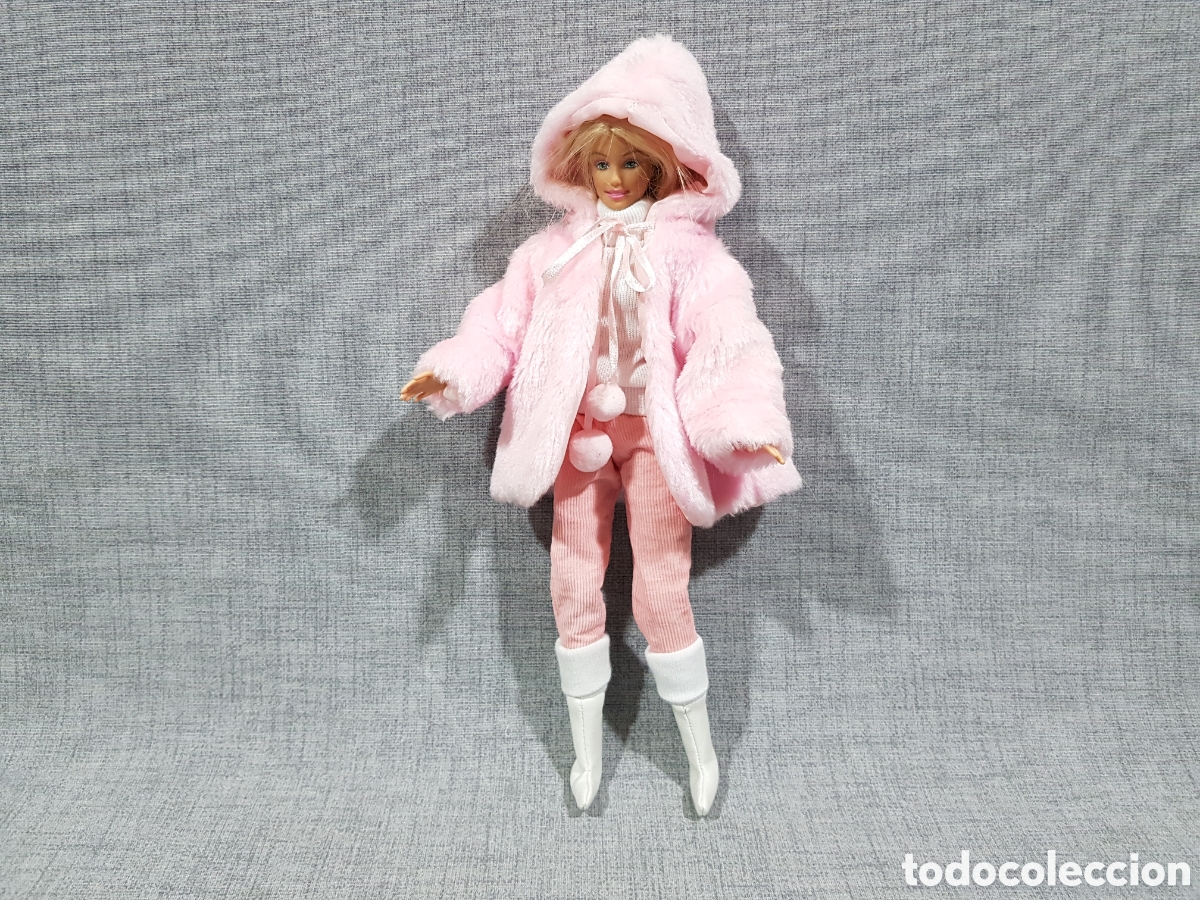 Barbie y Ken: BARBIE CANAD&Aacute;. MU&Ntilde;ECA CON CONJUNTO DEL COLECCIONABLE DE RBA -DESCUBRE EL MUNDO CON BARBIE- A&Ntilde;OS 2000