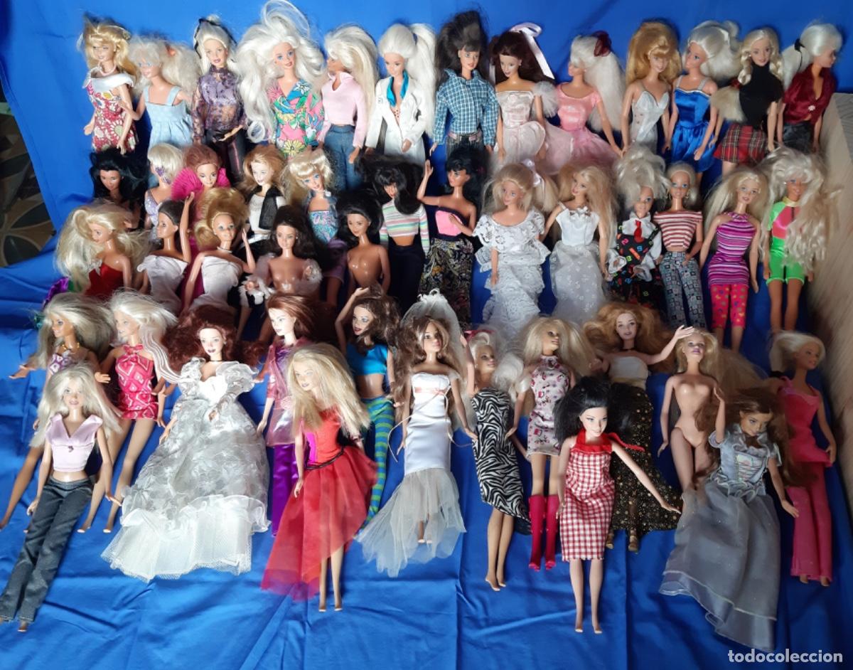 Barbie y Ken: Lote de 46 Barbies con sus ropas y complementos.