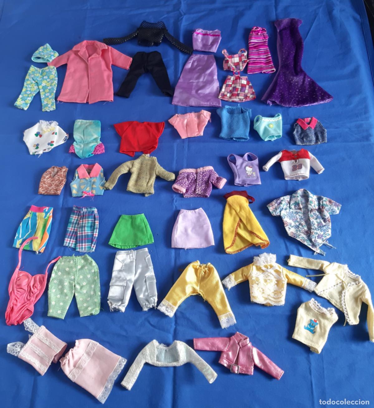 Barbie y Ken: Lote de 46 Barbies con sus ropas y complementos. - Foto 2