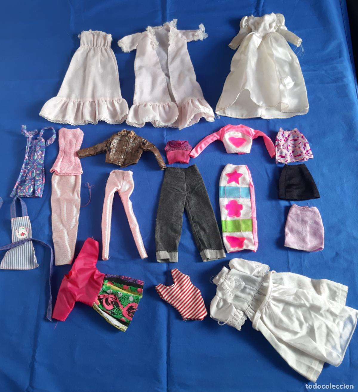 Barbie y Ken: Lote de 46 Barbies con sus ropas y complementos. - Foto 4