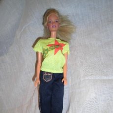 Barbie y Ken: BARBIE CON TEJANOS Y CAMISETA ROCK STARS