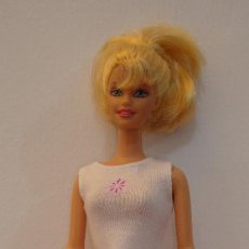 Barbie y Ken: (TC-109) MUÑECA BARBIE CUELLO MATTEL 1998 ESPALDA 1966 MATTEL INC CHINA. Lote 112491359