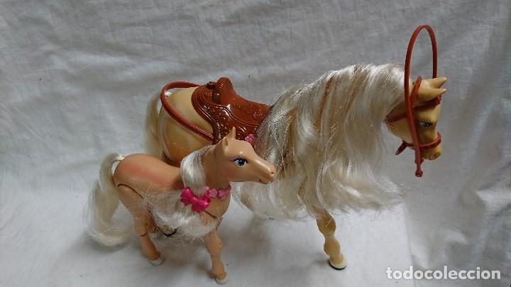 Barbie y Ken: CABALLO Y CRIA MU&Ntilde;ECA BARBIE DE MATTEL WALKING HORSE BABY TAWNY MATTEL 2005