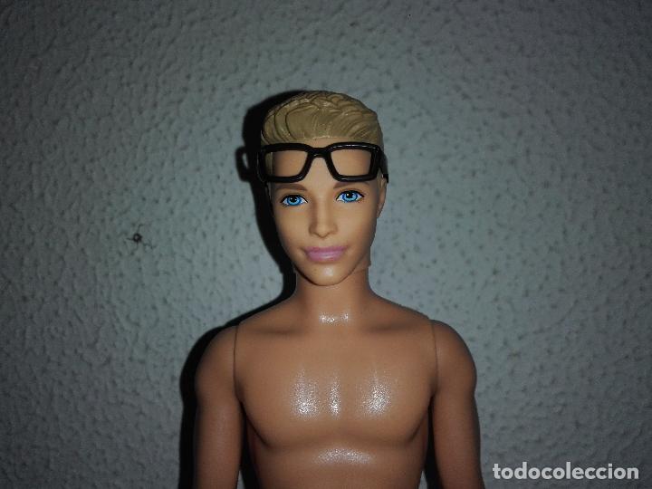 Barbie y Ken: Mu&ntilde;eco ken con gafas - Foto 2