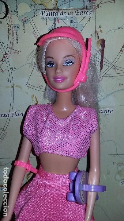 Barbie y Ken: Barbie con casco y monopat&iacute;n - Foto 2