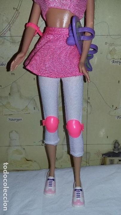 Barbie y Ken: Barbie con casco y monopat&iacute;n - Foto 3