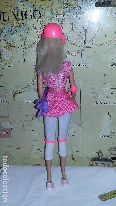 Barbie y Ken: Barbie con casco y monopat&iacute;n - Foto 4