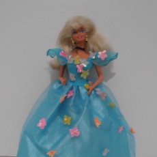 Barbie y Ken: MUÑECA BARBIE MATTEL, VESTIDO AZUL CON FLORES, COMPLEMENTOS, AÑOS 90, MUY BUEN ESTADO