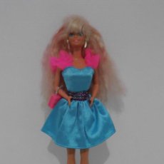 Barbie y Ken: MUÑECA BARBIE MATTEL, VESTIDO AZUL, MECHAS EN EL PELO, COMPLEMENTOS, AÑOS 90, MUY BUEN ESTADO. Lote 132028838
