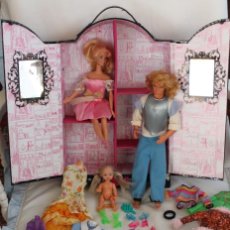Barbie y Ken: GRAN LOTE DE BARBIE, 3 MUÑECOS, BARBIE, KEN Y SHELLY,ARMARIO Y ROPA - DOLL POUPÉE. Lote 146000982