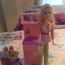 Barbie y Ken: BARBIE DOCTORA CON ACCESORIOS, MUEBLE ,CAMBIADOR, 2 BEBES ,SEGUN FOTOS