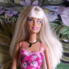 Barbie y Ken: MUÑECA BARBIE CON VESTIDO Y COLLAR