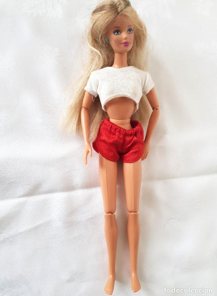 Barbie y Ken: Barbie articulada con mechas marrones y pies planos. - Foto 1