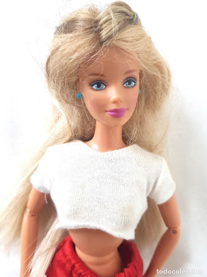 Barbie y Ken: Barbie articulada con mechas marrones y pies planos. - Foto 2