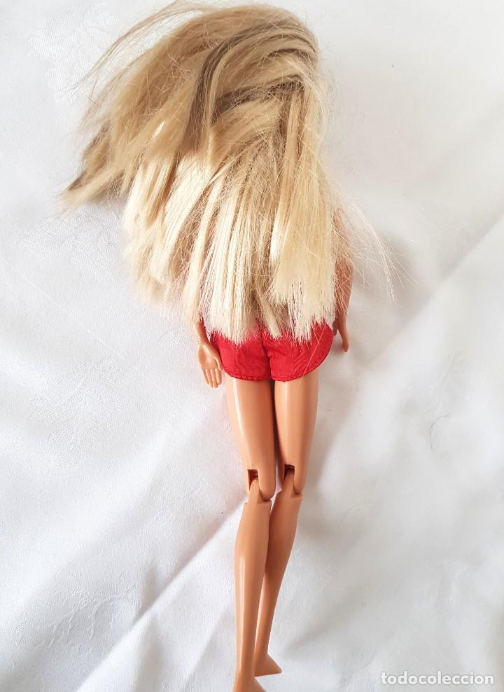 Barbie y Ken: Barbie articulada con mechas marrones y pies planos. - Foto 4
