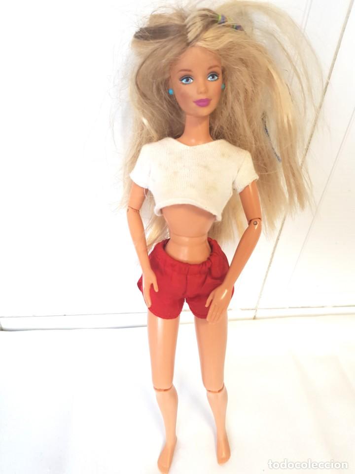 Barbie y Ken: Barbie articulada con mechas marrones y pies planos. - Foto 5