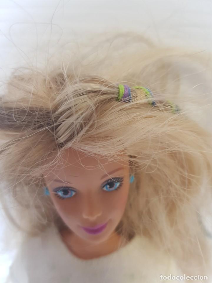 Barbie y Ken: Barbie articulada con mechas marrones y pies planos. - Foto 6