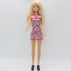 Barbie y Ken: BARBIE MATTEL 2010 VESTIDO DE RAYAS ROSAS. Lote 242009490
