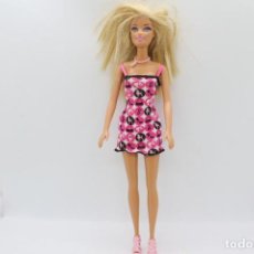 Barbie y Ken: BARBIE MATTEL 2009 VESTIDO CON PATRÓN DE BOLA ROSA Y NEGRO. Lote 242011395