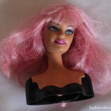Barbie y Ken: CABEZA DE BARBIE EN EXPOSITOR, MARCADA MATTEL, LA CABEZA ES DEL TAMAÑO DE UNA CABEZA DE BARBIE. Lote 252779975