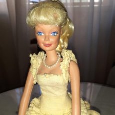 Barbie y Ken: MUÑECA TIPO BARBIE CON TRAJE DE FIESTA (VER FOTOS). Lote 276644273