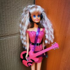 Barbie y Ken: BARBIE ROCKERA MATTEL 1998 CON GUITARRA CASCOS VESTIDO Y ZAPATILLAS ROCK. Lote 279432988