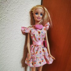 Barbie y Ken: BARBIE MATTEL 1998 ARTICULADA RUBIA MEDIA MELENA VESTIDO COLLAR BOLSO BOTAS ALTAS BRAGAS. Lote 280723123