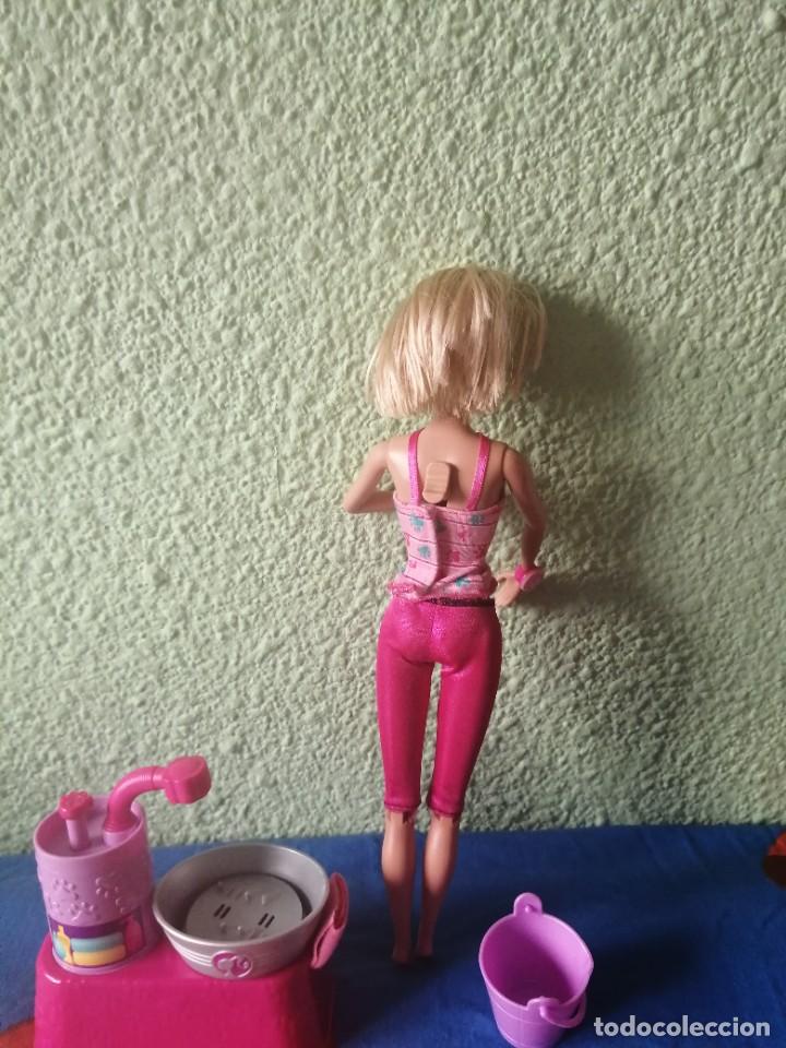 Barbie y Ken: mu&ntilde;eca barbie ba&ntilde;a a sus perritos - Foto 6