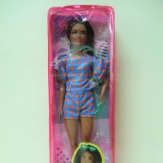 Barbie y Ken: BARBIE FASHIONISTAS Nº 172 MATTEL AÑO 2021 MUÑECA DOLL VESTIDO GAFAS CORAZONES AFROAMERICANA NEGRA. Lote 308994448