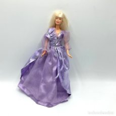 Barbie y Ken: MUÑECA BARBIE CON VESTIDO MORADO DE PRINCESA - MATTEL
