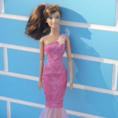 Barbie y Ken: MUÑECA BARBIE FASHIONISTAS TERESA DE MATTEL, AÑO 2011. Lote 321315888