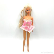 Barbie y Ken: MUÑECA BARBIE MATTEL - CON PELO RUBIO TRENZADO Y VESTIDO ROSA. Lote 331804333