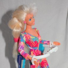 Barbie y Ken: BARBIE GINNASTA, CON APARATO DE GINNASIA, MARCADA MATTEL 1993. Lote 333624508