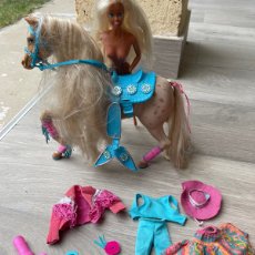 Barbie y Ken: CABALLO, ROPA BARBIE WESTERN FUN. Lote 363303070