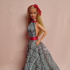 Barbie y Ken: BARBIE CON MECHAS MATTEL AÑOS 90 CON VESTIDO DE NOCHE. Lote 376519784