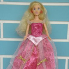 Barbie y Ken: MUÑECA PRINCESA AURORA, BELLA DURMIENTE DE DISNEY SIMBA, TAMAÑO DE BARBIE. Lote 381019059