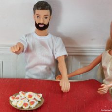 Barbie y Ken: MUÑECAS 1:6.BARBIE.STEFFI LOVE. BANDEJA CON PASTELITOS CORAZON