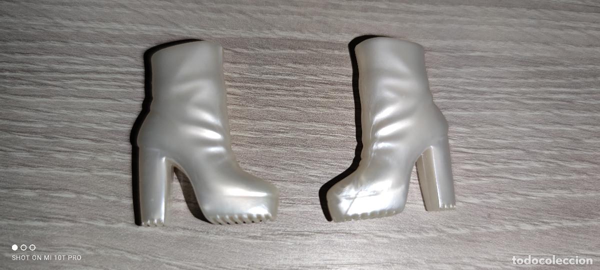 Barbie y Ken: Zapatos botas blanco para Mu&ntilde;eca Barbie - Foto 1