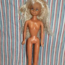 Barbie y Ken: MUÑECA SIN MARCA ESTILO BARBIE, NECESITA ASEO. Lote 399021929