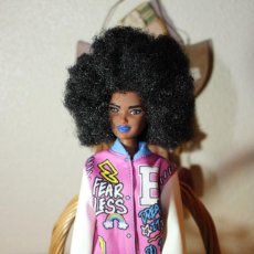 Barbie y Ken: BARBIE FASHIONISTA AFRO - CHAQUETA DE BEISBOL - MATTEL 2020.. Lote 400688439